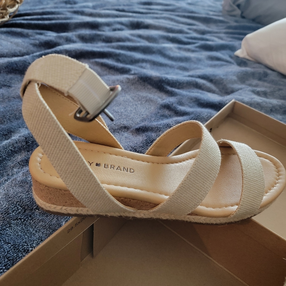 Sandles - Picture 2 of 3